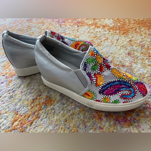 Women’s size 9 Wanted wedge sneakers w/ gorgeous colorful stitching design - Picture 9 of 9